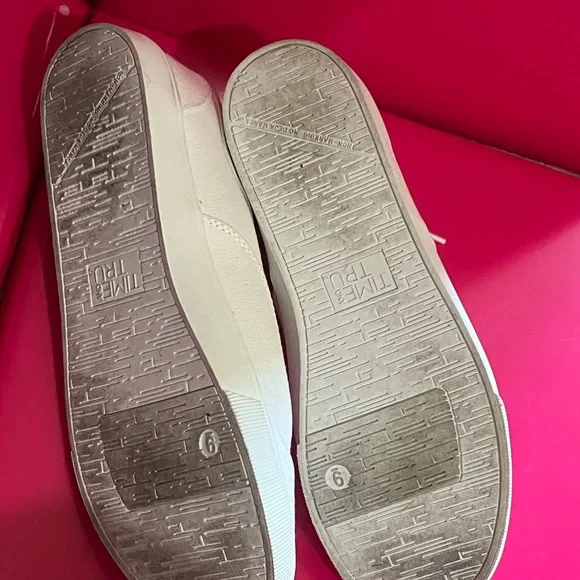Time and Tru Women's Casual Lace up Memory Foam Sneakers Size: 9 - Picture 3 of 3